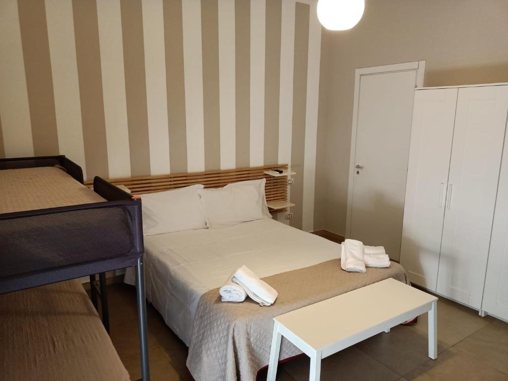 Camera doppia con letto matrimoniale e letto a castello