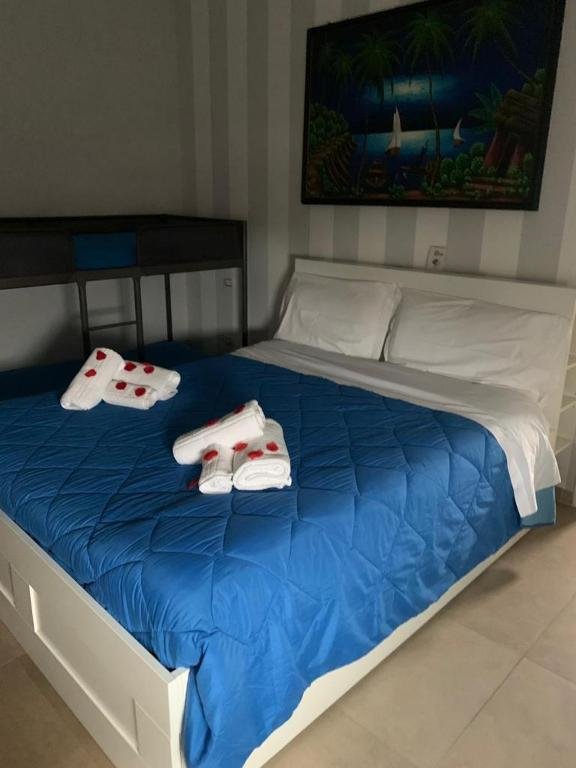 Camera familiare con letto matrimoniale e letto a castello